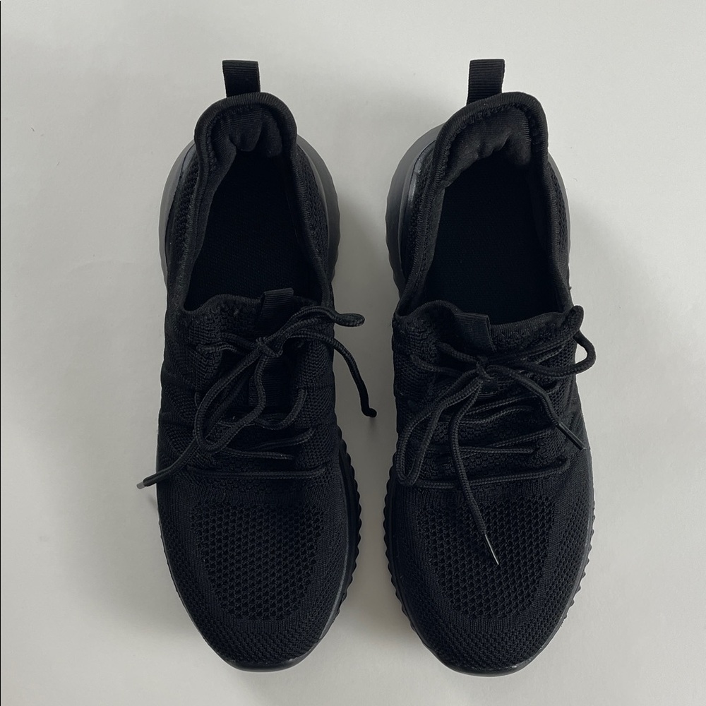 Women’s KEEZMZ Slip on Lightweight Black Sneakers. Size 9.